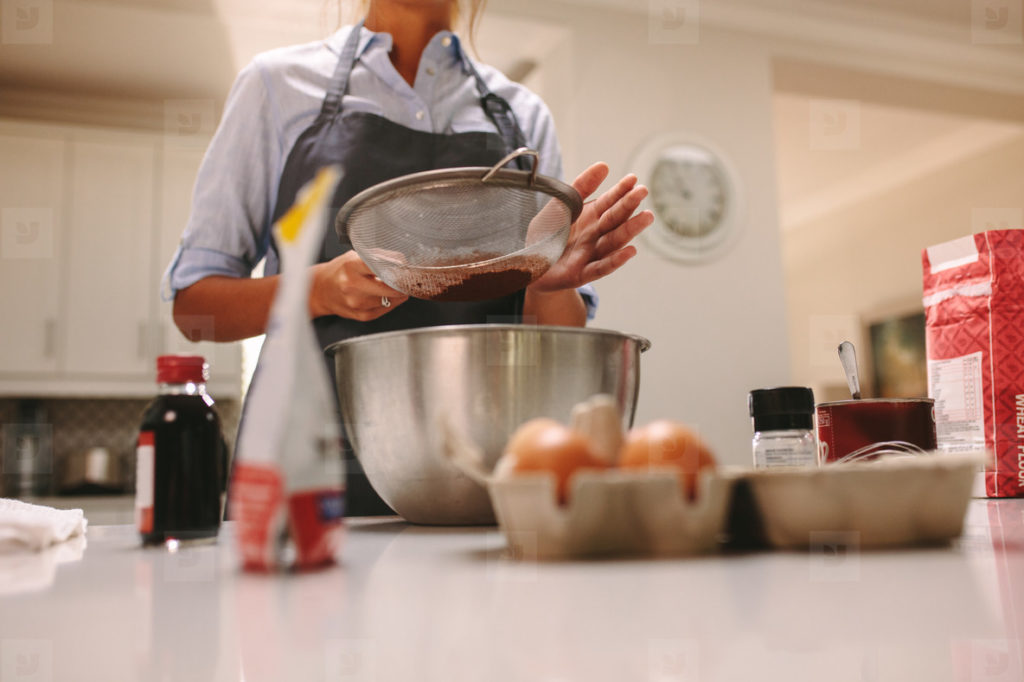 Perempuan membuat kue di dapur