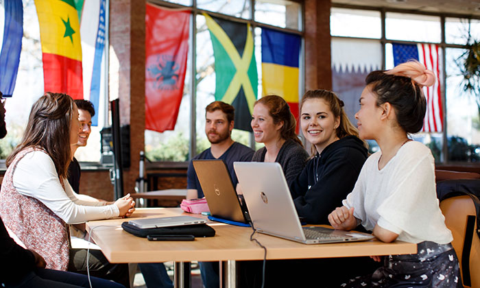 Sekelompok orang berdiskusi dari berbagai latar belakang S2 Sosiologi