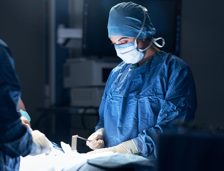 Dokter spesialis bedah perempuan di ruang operasi