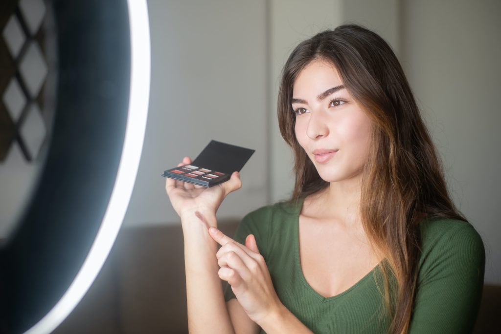 Perempuan live streaming swatch makeup membuat konten