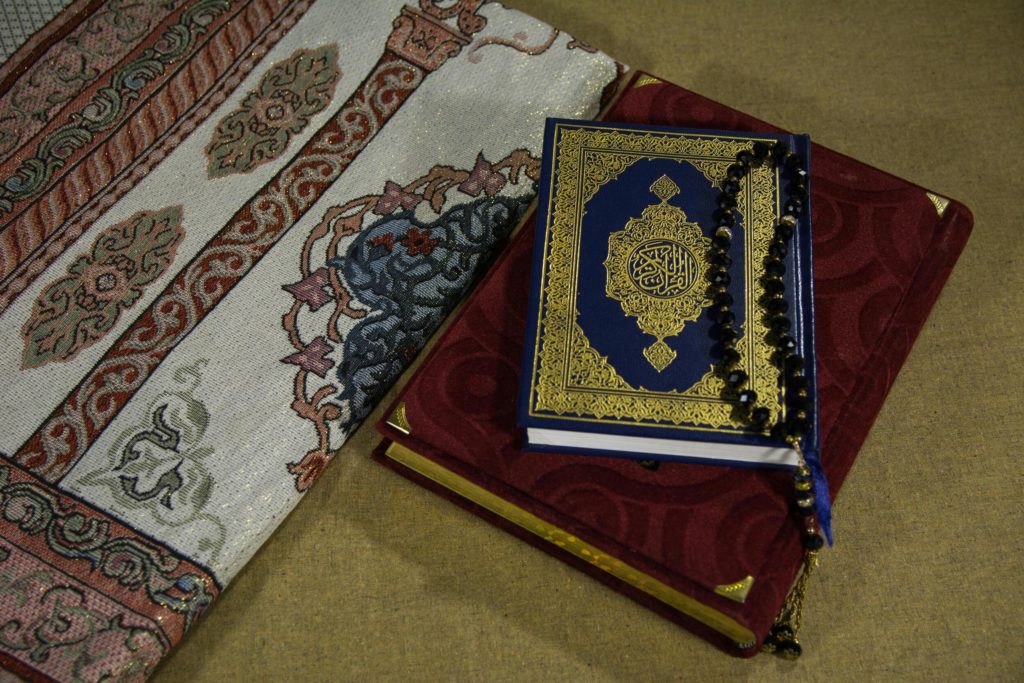 Ide hampers lebaran alat ibadah al quran mukena sajadah sarung