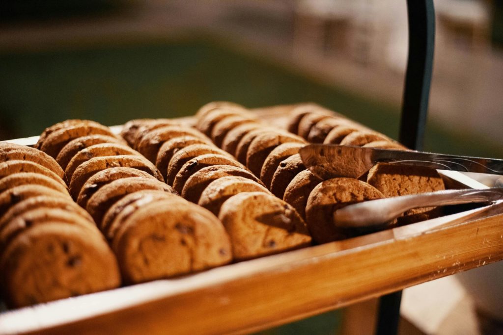 Ide hampers lebaran cookies kue kering nastar putri salju kastangel