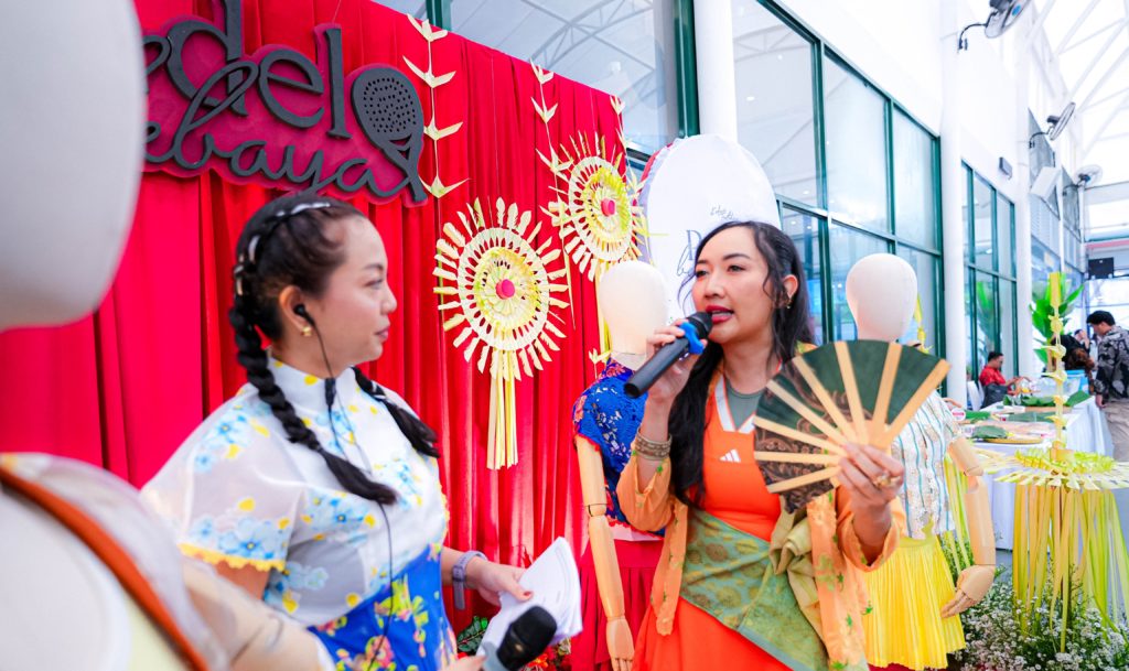 Padel Berkebaya berhasil menyatukan para perempuan yang minat terhadap olahraga padel. Dalam event ini, kebaya menjadi busana yang digunakan dalam bermain.