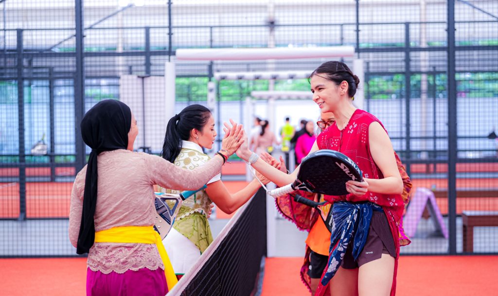 Padel Berkebaya berhasil menyatukan para perempuan yang minat terhadap olahraga padel. Dalam event ini, kebaya menjadi busana yang digunakan dalam bermain.