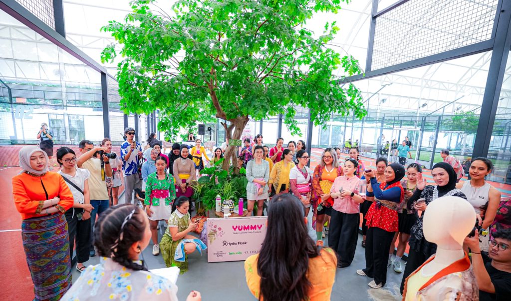 Padel Berkebaya berhasil menyatukan para perempuan yang minat terhadap olahraga padel. Dalam event ini, kebaya menjadi busana yang digunakan dalam bermain.