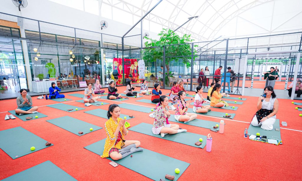 Padel Berkebaya berhasil menyatukan para perempuan yang minat terhadap olahraga padel. Dalam event ini, kebaya menjadi busana yang digunakan dalam bermain.