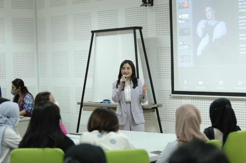 Riwayat Karier Prilly Latuconsina di Luar Dunia Hiburan