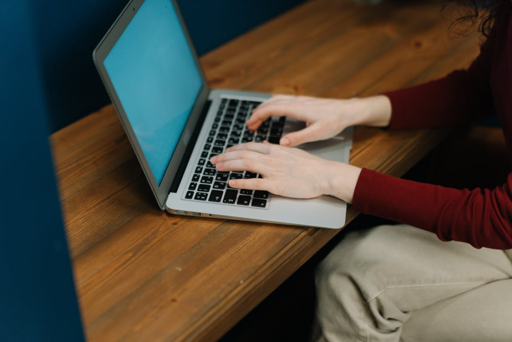 Kalau Enggak Pakai Foto, Gimana Biar Tetap Profesional?