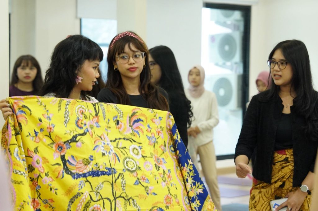 The Art of Berkain: Membawa Tradisi ke Gaya Modern
