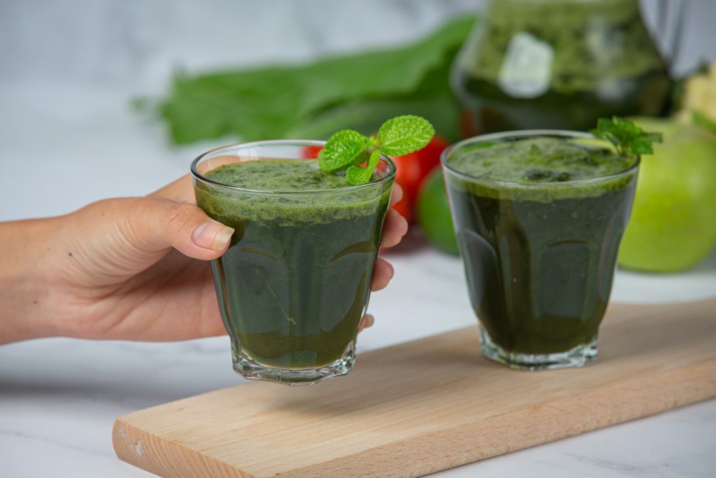 Green Smoothie Bayam dan Alpukat