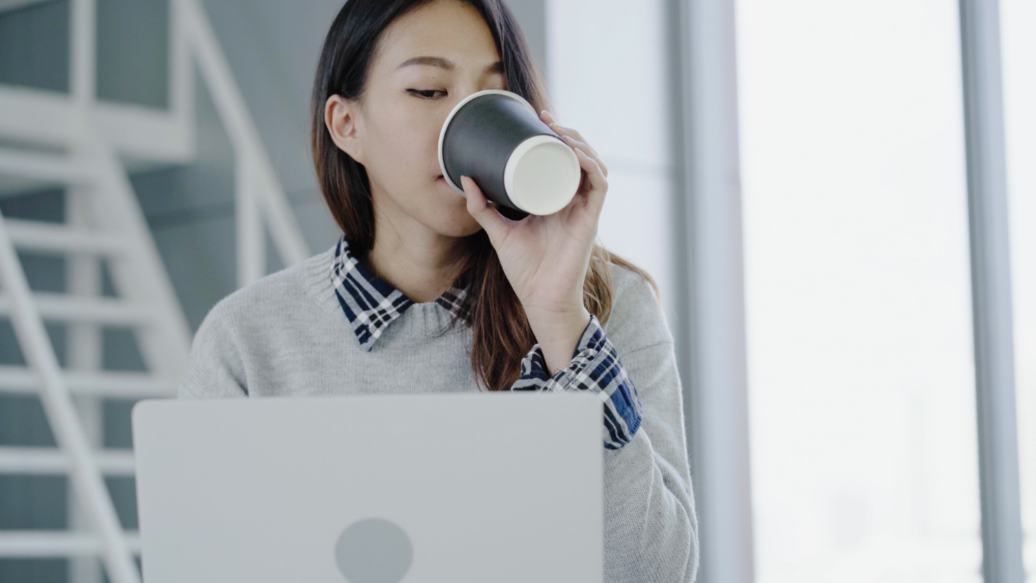 Ngantuk Pas Kerja? Ini 5 Rekomendasi Kopi Peach Americano yang Bikin Mata Langsung ‘Melek