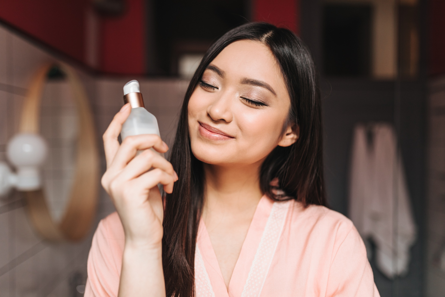 Sering Dikira Pakai Parfum Mewah, 8 Rekomendasi Parfum Lokal Woody Ini Punya Wangi Elegan!
