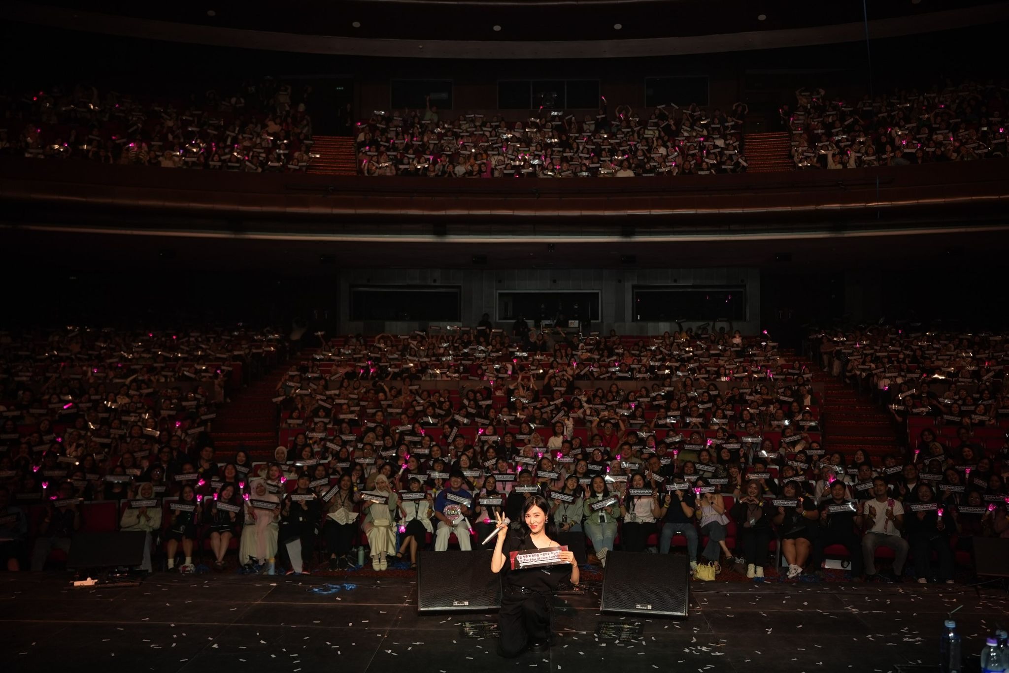 Tiffany Young Terharu di Tengah Konser “Edge of Calm Tour” Jakarta, Ternyata Ini yang Dilakukan Penggemar
