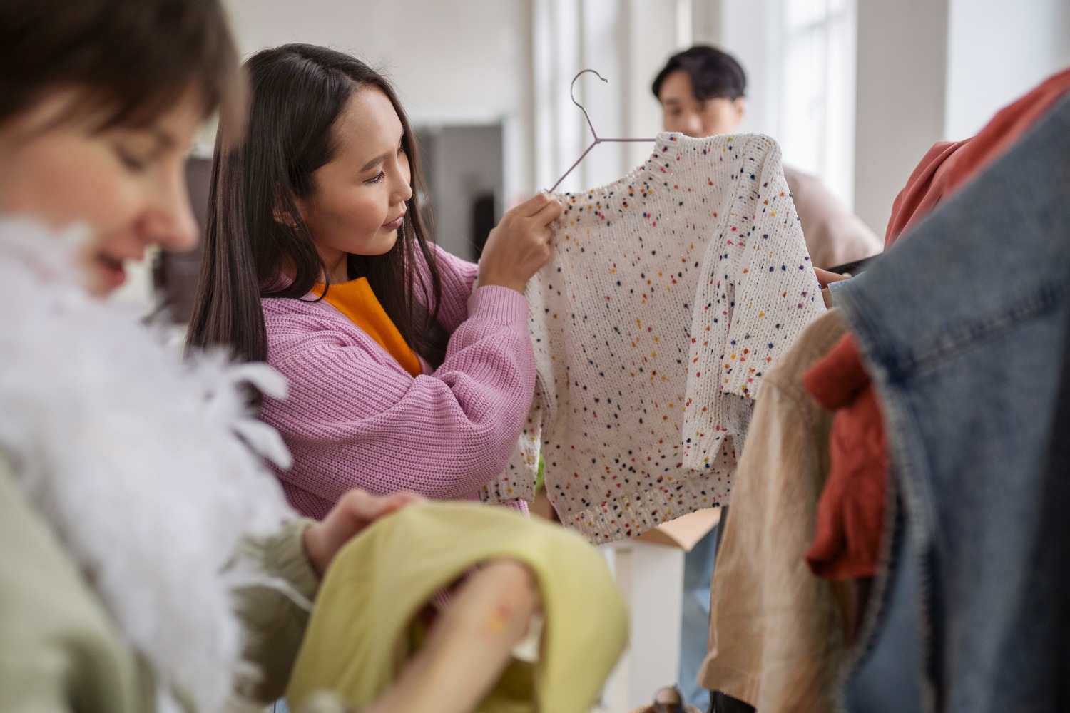 5 Alasan Fast Fashion Harus Ditinggalkan, Tren Quality over Quantity Makin Dipilih