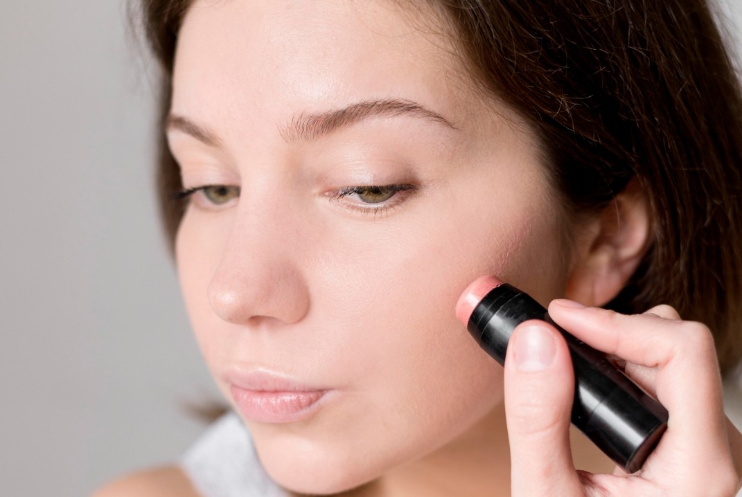 Anti Repot Pakai Spons, Ini 8 Foundation Stick Brand Lokal yang Bikin Makeup Kilat Pas Traveling