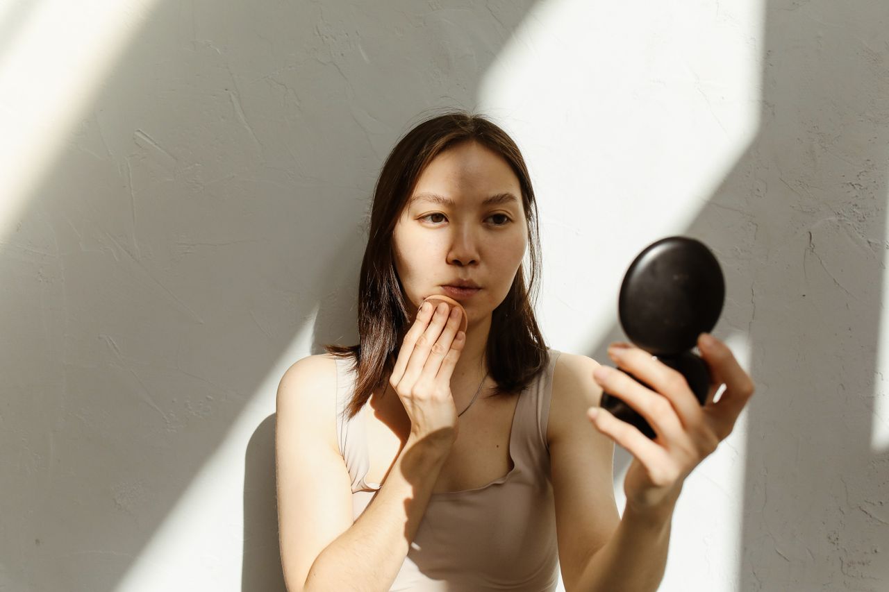 Makeup Oksidasi di Siang Hari? Ini Alasan Foundation Berubah Warna dan Bikin Wajah Kusam